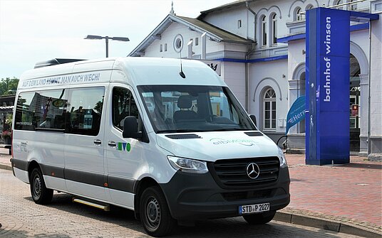 Elbmobil vor dem Bahnhof Winsen