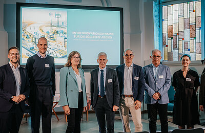 Gruppenbild der Referenten {f:if(condition:'Gina Kühn / Vertelln',then:' | Bild: © Gina Kühn / Vertelln',else:'')