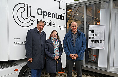 Dr. Jürgen Glaser (Süderelbe AG, Projektleiter OpenLab Mobile), Dr. Melanie Leonhard (Wirtschaftssenatorin der Freien und Hansestadt Hamburg), Horst-Hendrik Scholz (Geschäftsführer der SCHOLZ MECHANIK GmbH) {f:if(condition:'Süderelbe AG/Lenthe-Medien',then:' | Bild: © Süderelbe AG/Lenthe-Medien',else:'')
