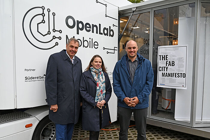 Dr. Jürgen Glaser (Süderelbe AG, Projektleiter OpenLab Mobile), Dr. Melanie Leonhard (Wirtschaftssenatorin der Freien und Hansestadt Hamburg), Horst-Hendrik Scholz (Geschäftsführer der SCHOLZ MECHANIK GmbH) {f:if(condition:'Süderelbe AG/Lenthe-Medien',then:' | Bild: © Süderelbe AG/Lenthe-Medien',else:'')