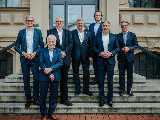 Gruppenbild der Referenten: v.l.n.r.: Dipl.-Ing. Sönke Pickenpack, (Bauindustrieverband Niedersachsen-Bremen), Dr. Ingo Hadrych (hochschule 21), Dr. Olaf Joachim (Staatssekretär des Bundesministeriums für Wohnen, Stadtentwicklung und  Bauwesen), Dr. Olaf Drude (WK Consult), Marcus Hübner (hochschule 21), Prof. Dr. Thomas Beyerle (HBC  Hochschule Biberach an der Riss), Dr. Olaf Krüger (Süderelbe AG)