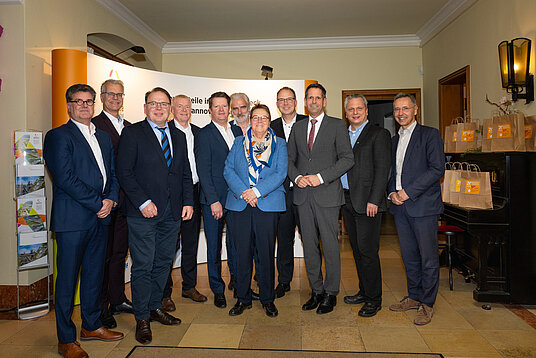 Gruppenfoto Trägerkreis Wirtschaftsförderung Deltaland mit Minister und Landrat
