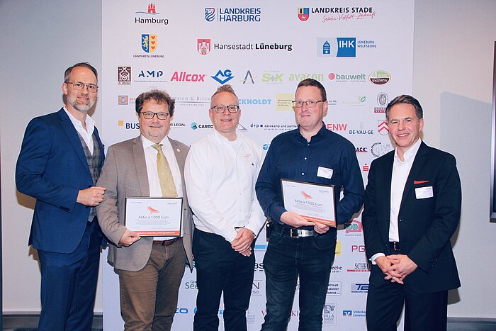 Gruppenfoto aktienübergabe {f:if(condition:'André Lenthe',then:' | Bild: © André Lenthe',else:'')