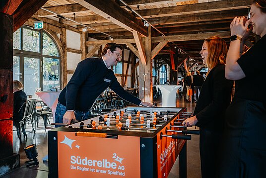 | © Gina Kühn - Vertelln Teilnehmende spielen Tischkicker