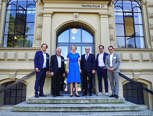 (v.l.n.r.): Gruppenfoto mit einem Teil der Referenten: Marcus Hübner; Geschäftsführer hochschule 21, Prof. Dr. Ingo Hadrych; Präsident hochschule 21, Dr. Dorothee Stapelfeldt; Senatorin der Behörde für Stadtentwicklung und Wohnen, Hansestadt Ham-burg, Jörn P. Makko; Hauptgeschäftsführer des Bauindustriebverbands Niedersachsen-Bremen e.V., Alexander Delmes; Geschäfts-führer bauwelt Delmes Heitmann & Co KG., Dr. Olaf Krüger; Vorstand Süderelbe AG