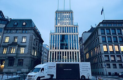 Außenaufnahme OpenLab Mobile vor der Handelskammer {f:if(condition:'Süderelbe AG',then:' | Bild: © Süderelbe AG',else:'')