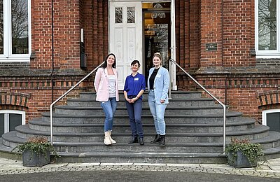 Gruppenbild vor Eingang {f:if(condition:'Süderelbe AG',then:' | Bild: © Süderelbe AG',else:'')