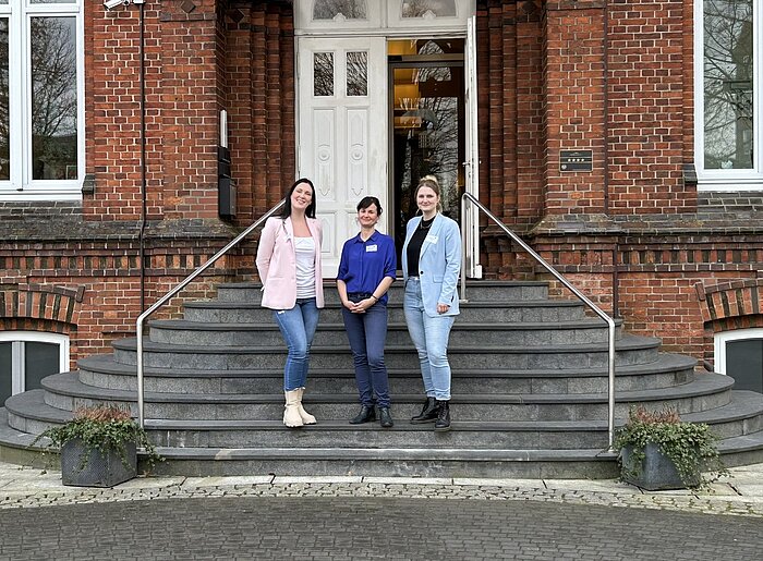 Gruppenbild vor Eingang {f:if(condition:'Süderelbe AG',then:' | Bild: © Süderelbe AG',else:'')