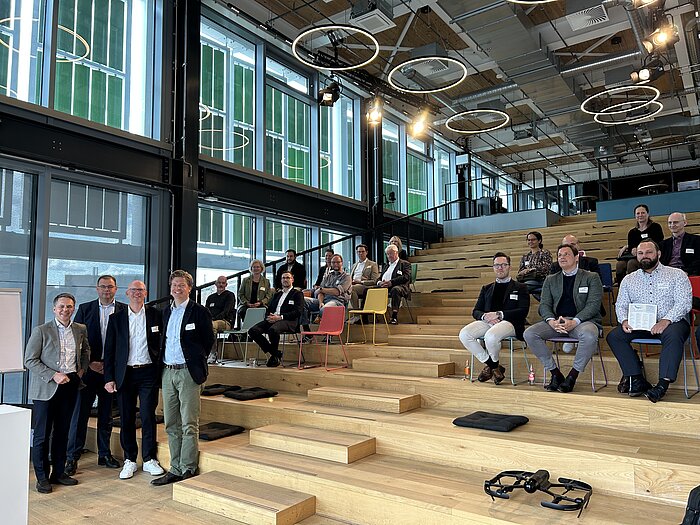 Gruppenbild mit Gästen im Hintergrund {f:if(condition:'Süderelbe AG',then:' | Bild: © Süderelbe AG',else:'')