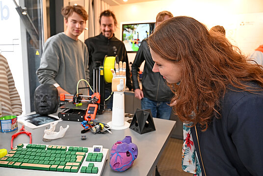 Dr. Melanie Leonhard (Wirtschaftssenatorin der Freien und Hansestadt Hamburg) im Truck mit dem Projektteam des OpenLab Mobile
