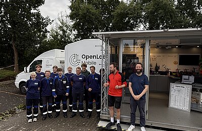 | Bild: © CAT Gruppenbild vor dem OpenLab Mobile {f:if(condition:'CAT',then:' | Bild: © CAT',else:'')