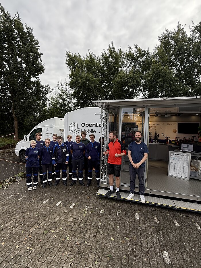 Gruppenbild vor dem OpenLab Mobile {f:if(condition:'CAT',then:' | Bild: © CAT',else:'')