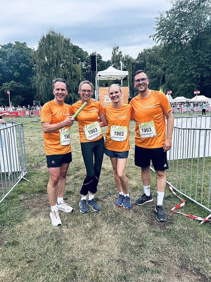 Gruppenbild Läufer MoPo Staffellauf {f:if(condition:'Süderelbe AG',then:' | Bild: © Süderelbe AG',else:'')