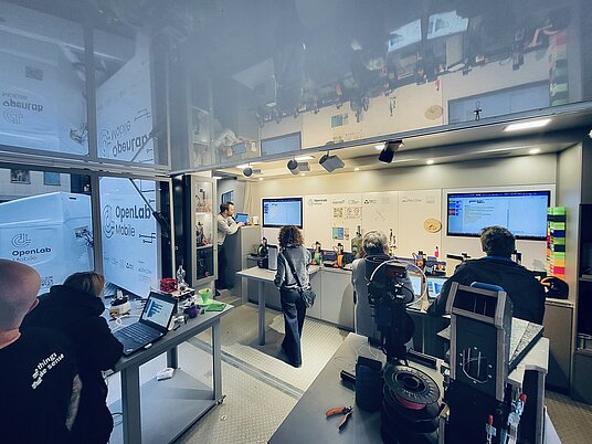 OLM innen WS | © Süderelbe AG Aufnahme innen im OpenLab Mobile beim Workshop