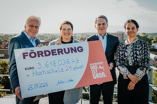 | © Gina Kühn - Vertelln v.l.n.r.: Prof. Dr.-Ing. Hadrych (Präsident hochschule 21), Melanie Walter (Ministerin für Europa und Regionale Landesentwicklung), Dr. Olaf Krüger (Vorstand Süderelbe AG), Freda Sudhoff (Regionalmanagement Zukunftsregion Süderelbe)