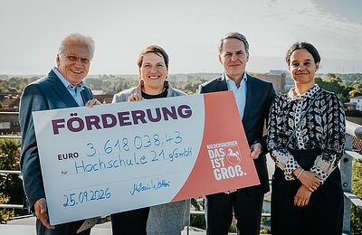 v.l.n.r.: Prof. Dr.-Ing. Hadrych (Präsident hochschule 21), Melanie Walter (Ministerin für Europa und Regionale Landesentwicklung), Dr. Olaf Krüger (Vorstand Süderelbe AG), Freda Sudhoff (Regionalmanagement Zukunftsregion Süderelbe) {f:if(condition:'Gina Kühn - Vertelln',then:' | Bild: © Gina Kühn - Vertelln',else:'')