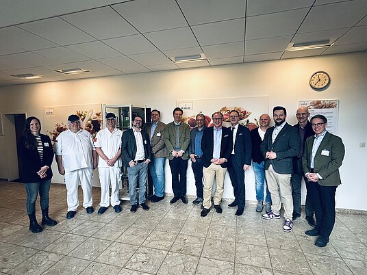 Gruppenbild der Teilnehmenden im Foyer