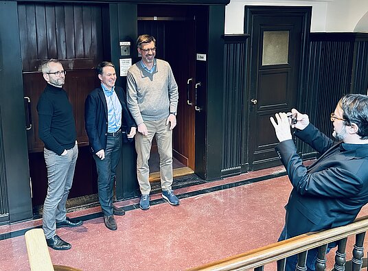 | © Süderelbe AG Gruppenbild im Treppenhaus mit Dr. Tilman Rückert, Dr. Olaf Krüger, Dr. Steffen Leicht, Tobias Pusch