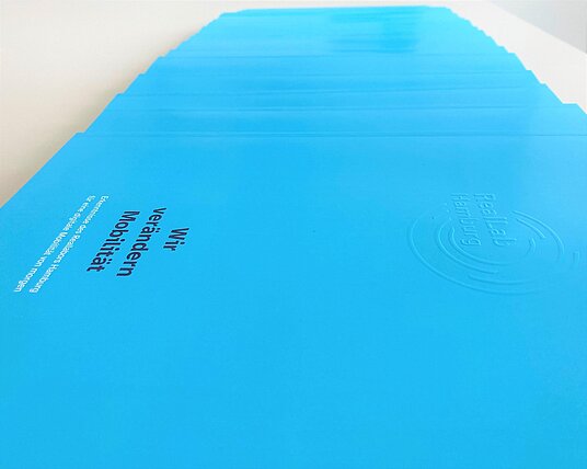 Foto gedruckte Abschlussberichte Reallabor Mobilität