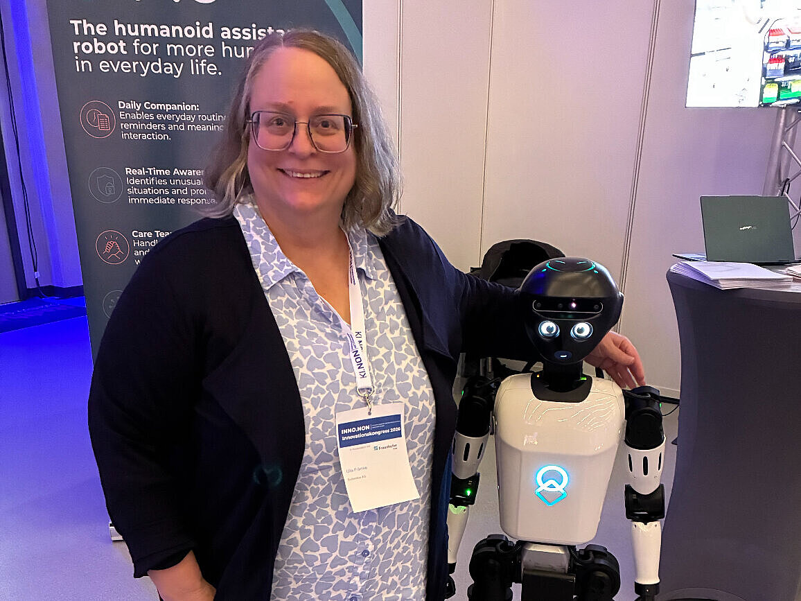 | Bild: © Süderelbe AG Ulla Främke mit Humanoidem Roboter {f:if(condition:'Süderelbe AG',then:' | Bild: © Süderelbe AG',else:'')
