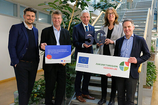 Gruppenbild v.l.n.r.: Dr. Timo Maurer (WLH Wirtschaftsförderung im Landkreis Harburg GmbH), Jens Wrede (Geschäfts-führer SLH), Rainer Rempe (Landrat Landkreis Harburg), Karin Beckmann (Landesbeauftragte Amt für regionale Landesentwicklung Lüneburg) und Dr. Olaf Krüger (Vorstand Süderelbe AG)