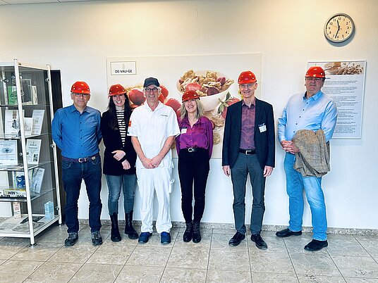 Gruppenbild Teilnehmende nach der Werksführung mit Helm