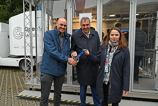 Horst-Hendrik Scholz (Geschäftsführer der SCHOLZ MECHANIK GmbH), Dr. Jürgen Glaser (Süderelbe AG, Projektleiter OpenLab Mobile), Dr. Melanie Leonhard (Wirtschaftssenatorin der Freien und Hansestadt Hamburg)