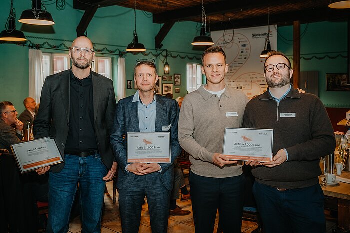 Gruppenbild Neuaktionäre {f:if(condition:'Gina Kühn - Vertelln',then:' | Bild: © Gina Kühn - Vertelln',else:'')