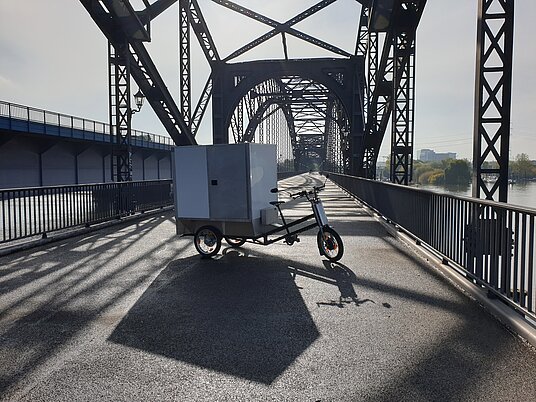 Cargobike auf Brücke