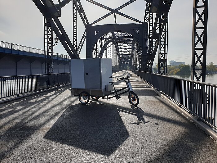 Cargobike auf Brücke {f:if(condition:'BA Harburg',then:' | Bild: © BA Harburg',else:'')