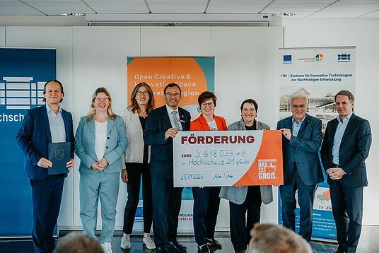 v.l.n.r.: Marcus Hübner (Geschäftsführer hochschule 21), Birgit Butter (Landtagsabgeordnete Landtag Niedersachsen), Karin Beckmann (Landesbeauftragte Amt für regionale Landesentwicklung), Thorsten Heinze (1. Kreisrat Landkreis Stade), Katja Oldenburg-Schmidt (Bürgermeisterin Hansestadt Buxtehude/Aufsichtsratsvorsitzende hs21), Melanie Walter (Ministerin für Europa und Regionale Landesentwicklung), Prof. Dr.-Ing. Hadrych (Präsident hochschule 21) Dr. Olaf Krüger (Vorstand Süderelbe AG) 
