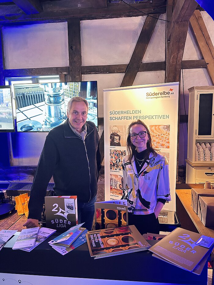 Dr. Jürgen Glaser & Celina Pflanz am Stand {f:if(condition:'Süderelbe AG',then:' | Bild: © Süderelbe AG',else:'')