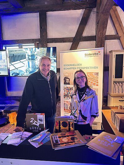 Dr. Jürgen Glaser & Celina Pflanz am Stand {f:if(condition:'Süderelbe AG',then:' | Bild: © Süderelbe AG',else:'')