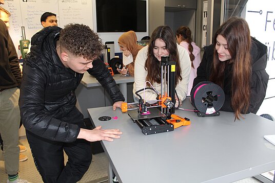 Schüler Leo Matusiak (li.) probierte den 3D-Drucker gemeinsam mit seinen Mitschülerinnen aus