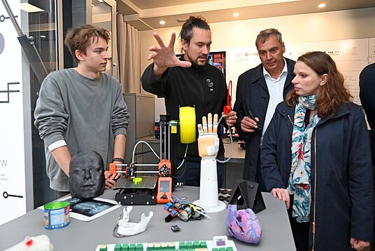 | © Süderelbe AG/Lenthe-Medien Dr. Melanie Leonhard (Wirtschaftssenatorin der Freien und Hansestadt Hamburg) im Truck mit dem Projektteam des OpenLab Mobile