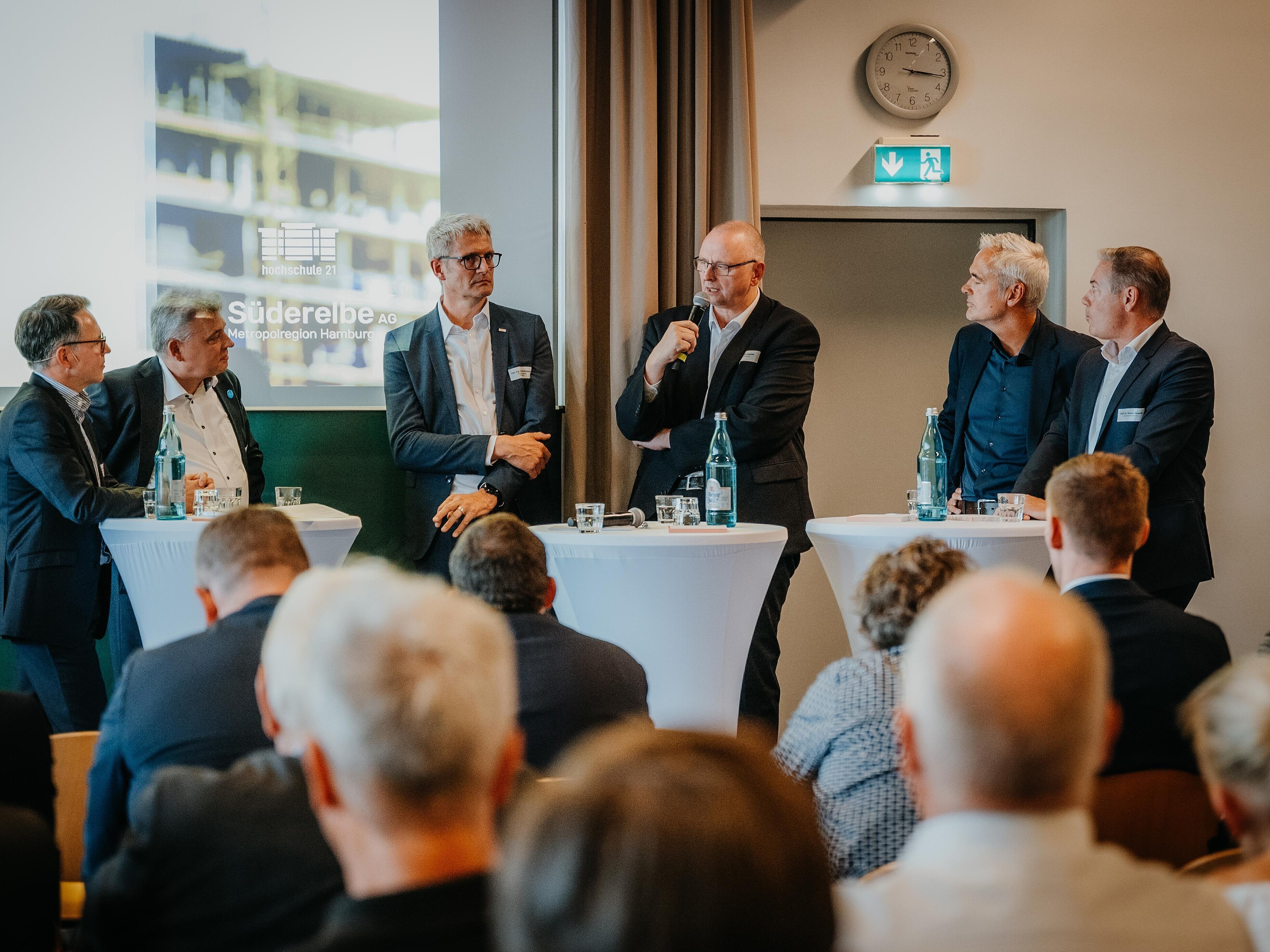 | Bild: © Gina Kühn - Vertelln Gruppenbild Podiumsdiskussion v.l.n.r. vorne: Dr. Olaf Krüger (Süderelbe AG), Dr. Olaf Drude (WK Consult), Dipl.-Ing. Sönke Pickenpack, (Bauindustrieverband Niedersachsen-Bremen), Dr. Olaf Joachim (Staatssekretär des Bundesministeriums für Wohnen, Stadtentwicklung und Bauwesen), Andreas Breitner (Verband norddeutscher Wohnungsunternehmen e. V.), Prof. Dr. Thomas Beyerle (HBC Hochschule Biberach an der Riss) {f:if(condition:'Gina Kühn - Vertelln',then:' | Bild: © Gina Kühn - Vertelln',else:'')