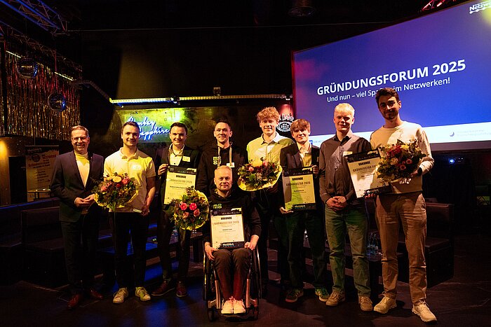 Gruppenbild Preisträger von links: Landrat Kai Seefried, Constantin Schnabl und Merlin Betzler, Bajo Tomfohrde und Rouven Albrecht (unten), Bent Kolck, Elias Weber und Mattis Köhlmann, Chris Duwe {f:if(condition:'Stader Gründungsnetzwerk',then:' | Bild: © Stader Gründungsnetzwerk',else:'')