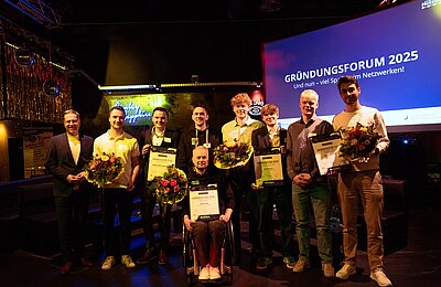 Gruppenbild Preisträger von links: Landrat Kai Seefried, Constantin Schnabl und Merlin Betzler, Bajo Tomfohrde und Rouven Albrecht (unten), Bent Kolck, Elias Weber und Mattis Köhlmann, Chris Duwe {f:if(condition:'Stader Gründungsnetzwerk',then:' | Bild: © Stader Gründungsnetzwerk',else:'')