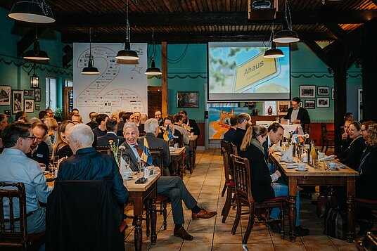 Stimmungsbild Neujahrsbrunch Teilnehmende im Tisch