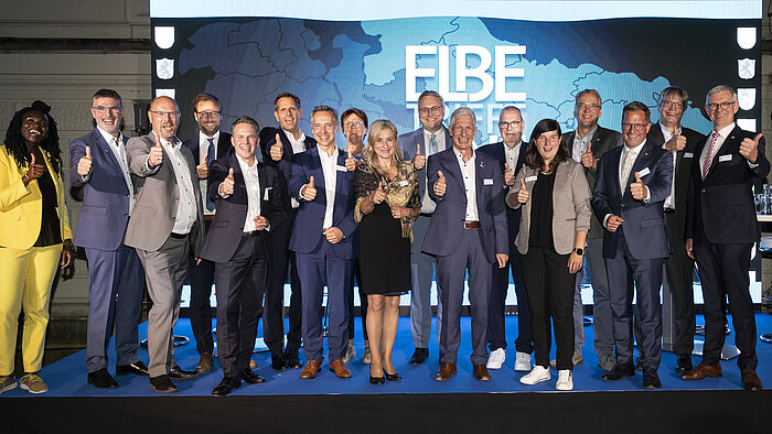 Gruppenfoto der einladenden Landkreise und der Podiumsteilnehmer {f:if(condition:'Paul Schimweg / Whitehall Photographie',then:' | Bild: © Paul Schimweg / Whitehall Photographie',else:'')