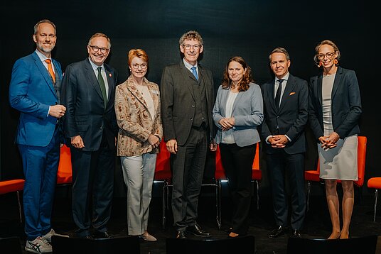Gruppenbild der Referenten v.l.n.r.: Christoph Birkel, Aufsichtsratsvorsitzender Süderelbe AG, Christian Böllhoff, Geschäftsführender Gesellschafter der Prognos AG, Ruth Staudenmayer, Geschäftsführende Gesellschafterin der Geflügelhof Schönecke GmbH, Frank Doods, Chef der Staatskanzlei Niedersachsen, Dr. Melanie Leonhard, Senatorin für Wirtschaft, Arbeit und Innovation der Freien und Hansestadt Hamburg, Dr. Olaf Krüger, Vorstand Süderelbe AG, Dr. Annika Schröder, Business Development Foodcluster Hamburg GmbH/Foodactive e.V.