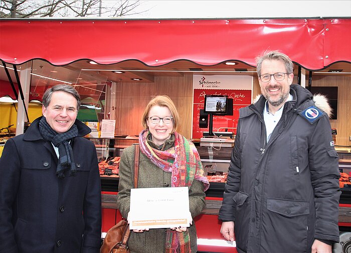 Aktienübergabe Gefluegelhof Schoenecke vor dem Marktstand {f:if(condition:'Süderelbe AG',then:' | Bild: © Süderelbe AG',else:'')