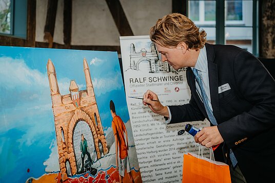 | © Gina Kühn - Vertelln Teilnehmer verewigt sich auf dem Gruppenbild von Ralf Schwinge