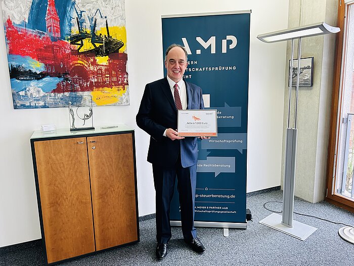 Carsten Tippe, MP mit der übergebenen Aktie {f:if(condition:'Süderelbe AG',then:' | Bild: © Süderelbe AG',else:'')