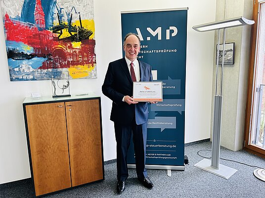 Carsten Tippe, MP mit der übergebenen Aktie