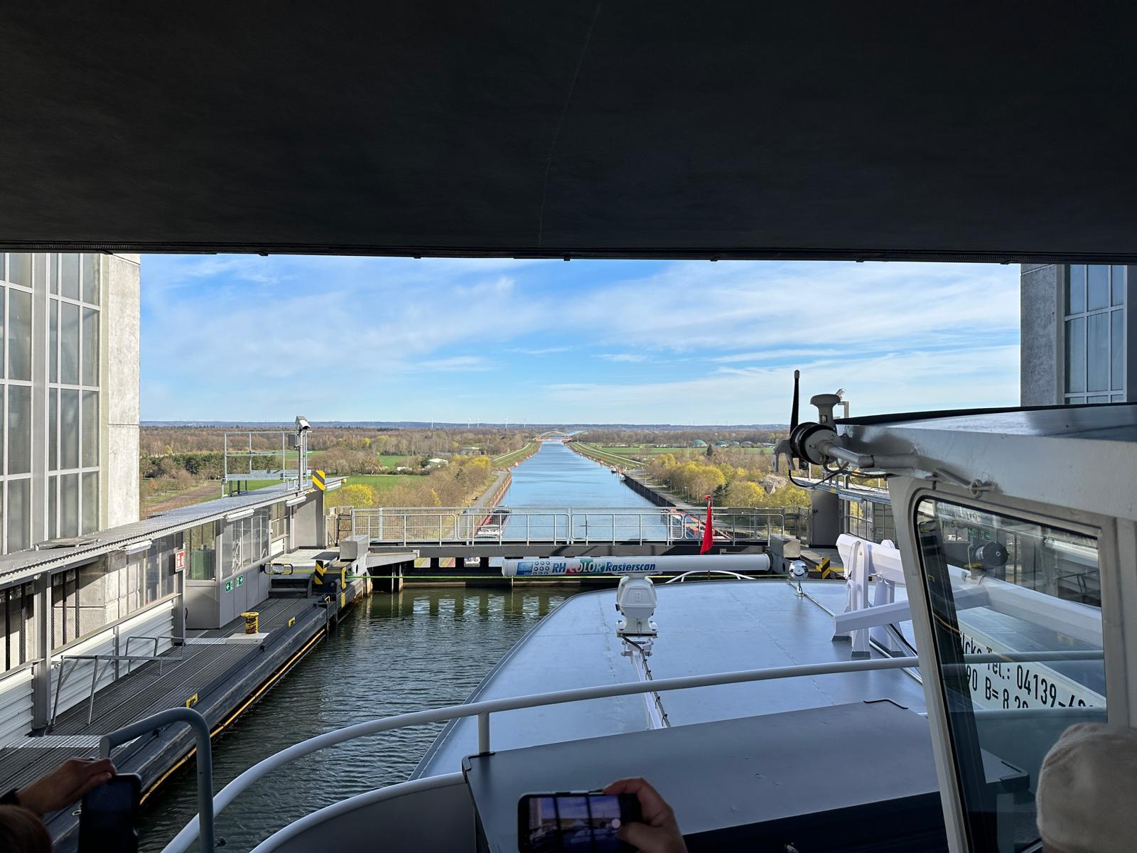 | Bild: © Süderelbe AG Fahrt durch Schleuse {f:if(condition:'Süderelbe AG',then:' | Bild: © Süderelbe AG',else:'')