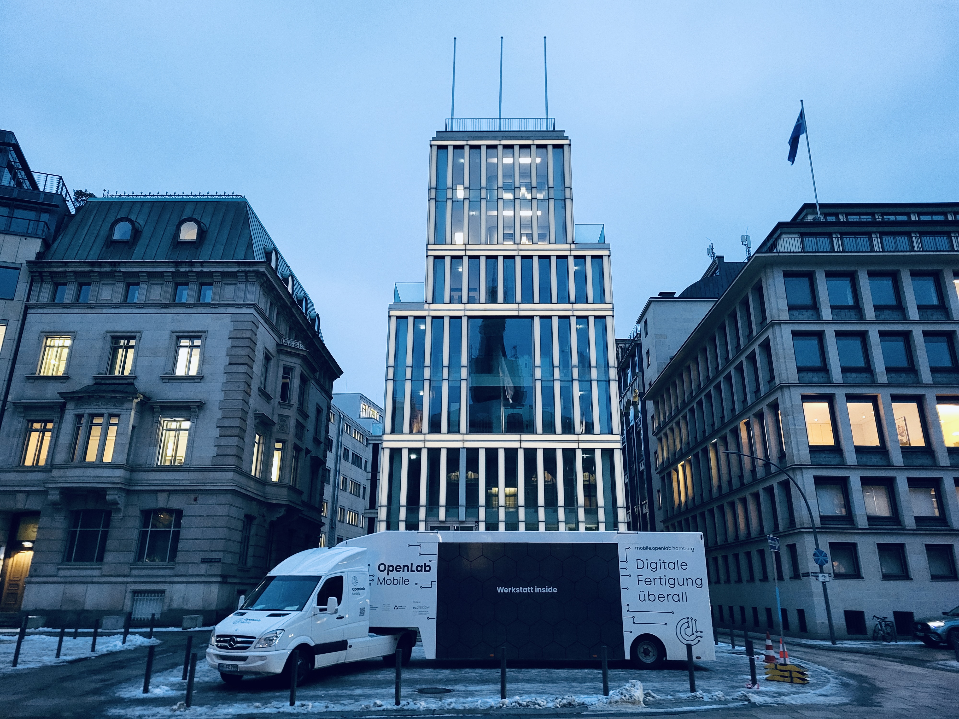 OLM vor der Handelskammer Werkstatt inside | Bild: © Süderelbe AG Außenaufnahme OpenLab Mobile vor der Handelskammer {f:if(condition:'Süderelbe AG',then:' | Bild: © Süderelbe AG',else:'')