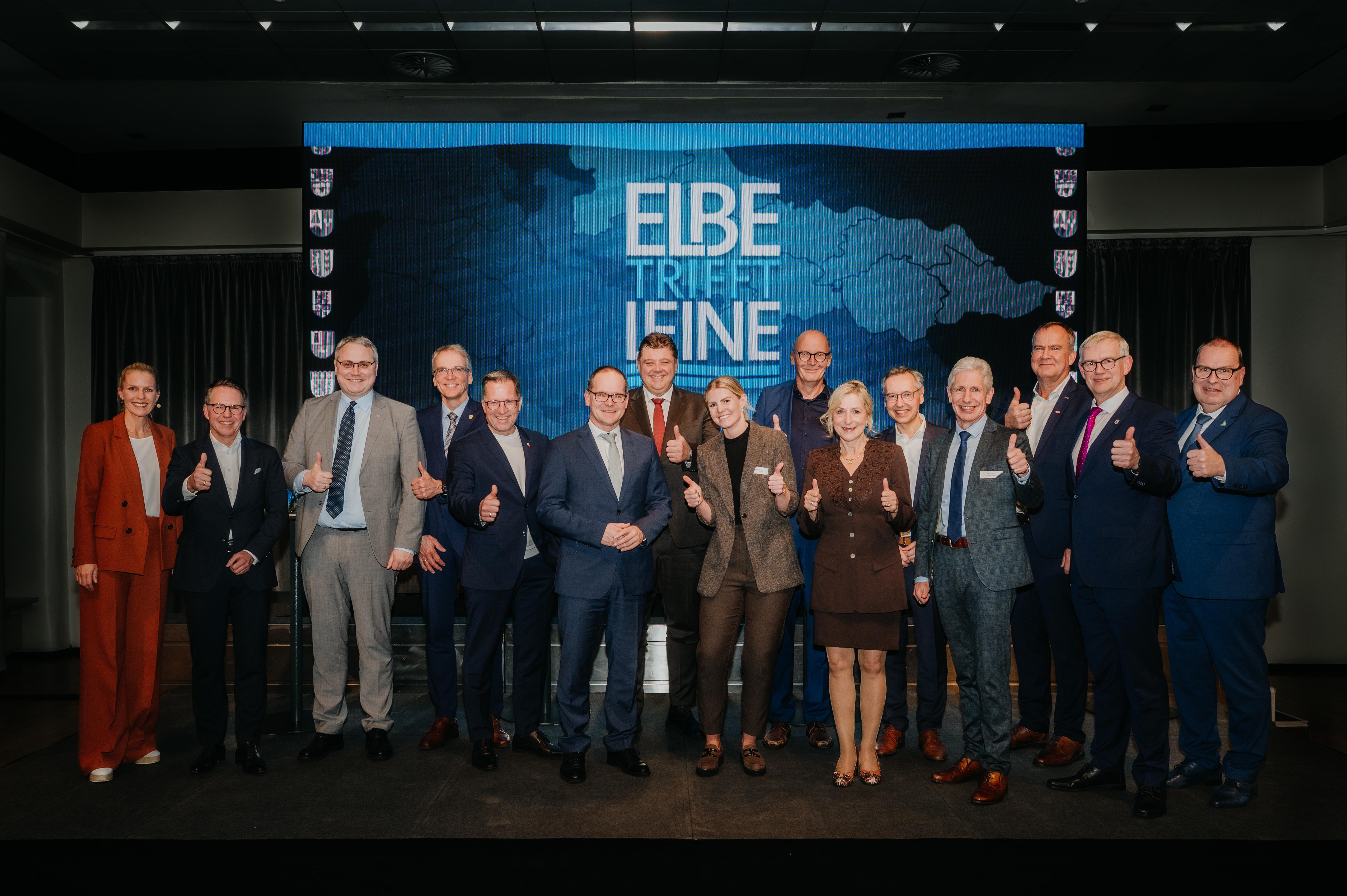 Abschluss Gruppenfoto beteiligter Akteure {f:if(condition:'Gina Kühn – Vertelln',then:' | Bild: © Gina Kühn – Vertelln',else:'')