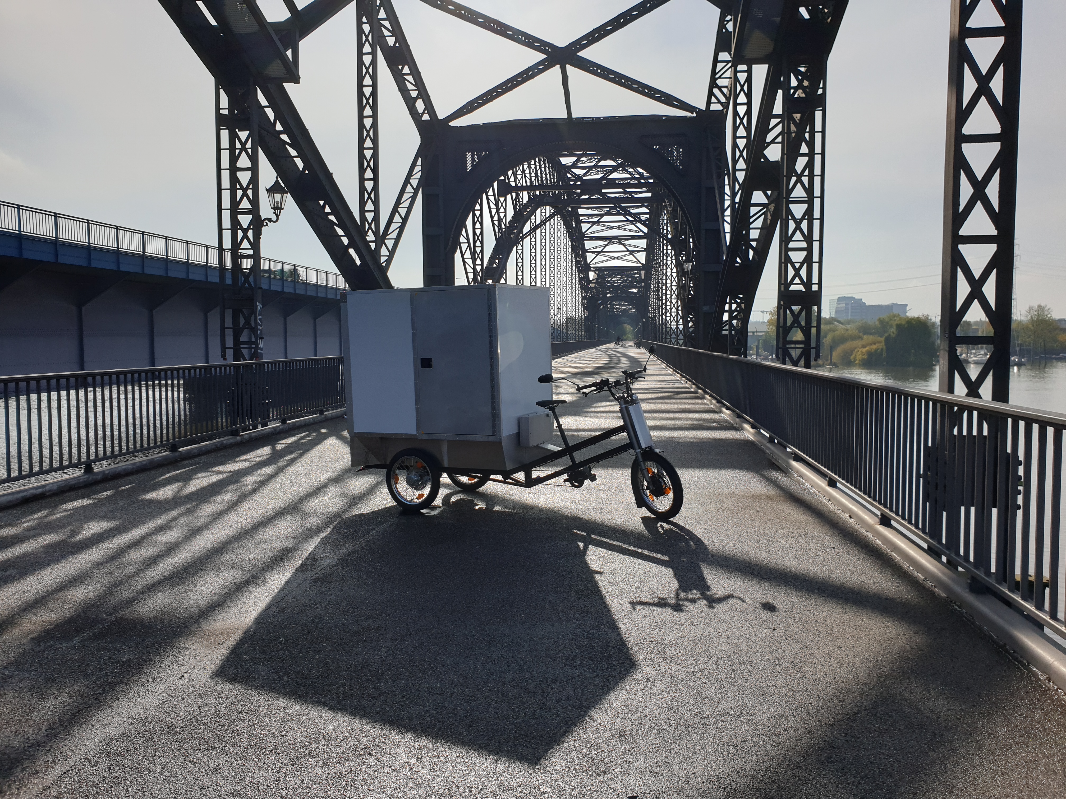 Cargobike auf Brücke {f:if(condition:'BA Harburg',then:' | Bild: © BA Harburg',else:'')