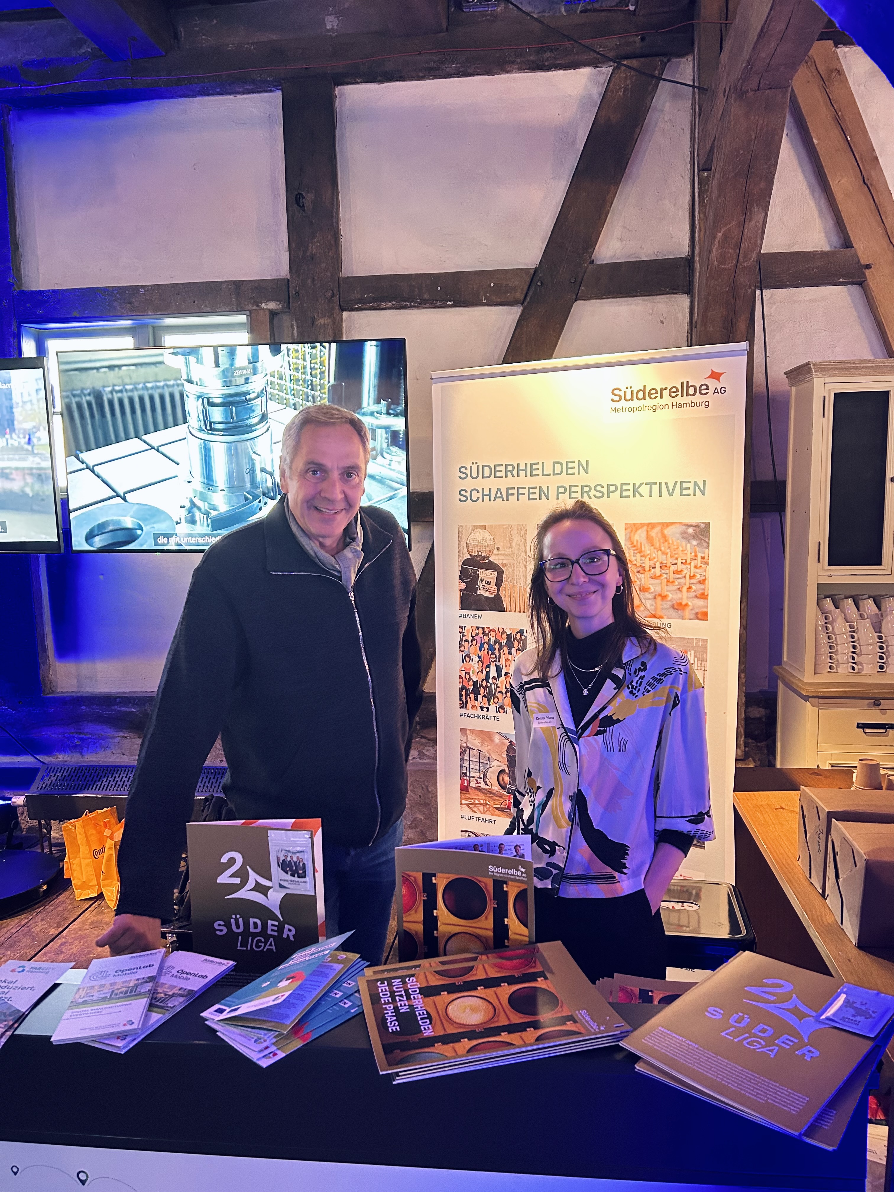 Dr. Jürgen Glaser & Celina Pflanz am Stand {f:if(condition:'Süderelbe AG',then:' | Bild: © Süderelbe AG',else:'')